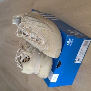 Adidas Ozelia Size 9.5 Savanna
